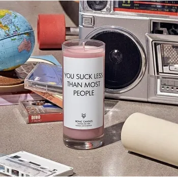 Svíčka IRONIC CANDLES - sójová svíčka / YOU SUCK LESS THAN MOST PEOPLE Velikost svíčky / Size: Střední / Medium, Barva a vůně / Color and scent: Černá - LEATHER & SPÁLENÉ ARGANOVÉ DŘEVO