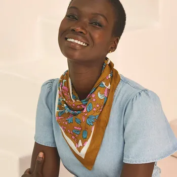 Šátek Voálový šátek s potiskem květin šafránová