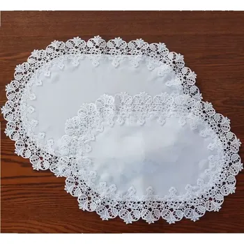 ubrus Bílý velikonoční ubrus - oválný s krajkou a vzorem velikonočních vajíček Průměr: 30 cm