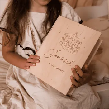 Dekorace do dětského pokoje Dřevěná krabička knížka Woodify Kolotoč