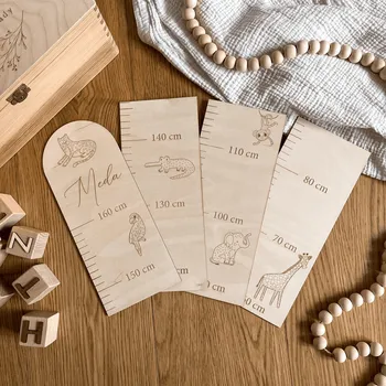 Woodify Dřevěný metr na stěnu se jménem Safari