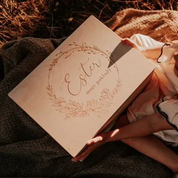 Dekorace do dětského pokoje Dřevěný vzpomínkový box se jménem Woodify Wreath Velikost: Velikost XS (22x16x8,5)