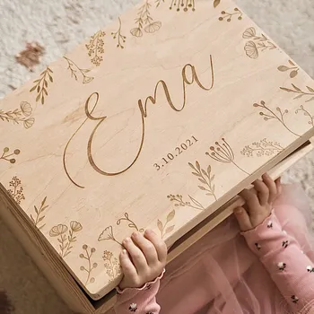 Dřevěný vzpomínkový box se jménem Woodify Wildflower Velikost: Velikost M (35x25x10)