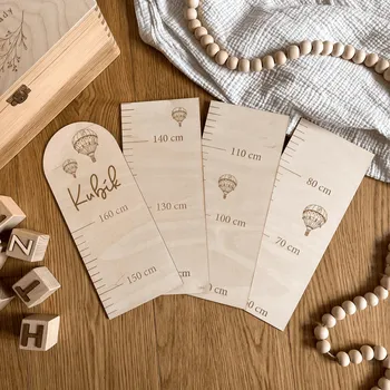 Woodify Dřevěný metr na stěnu se jménem Balóny