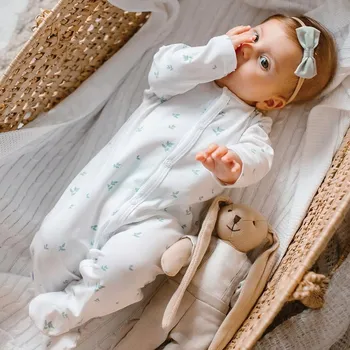 Kojenecký overall Dětské bavlněné pyžamo velikost 62 Eevi, bílé s potiskem lístků a skvrn, rozepínací