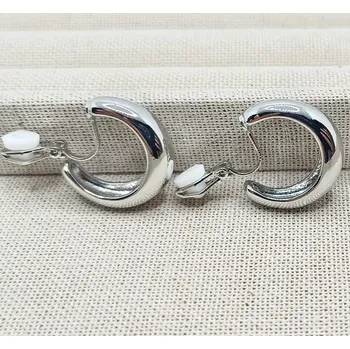 Náušnice B-TOP Minimalistické klipsové náušnice – vintage kroužky ve zlaté a stříbrné barvě Druh barvy: Stříbrná