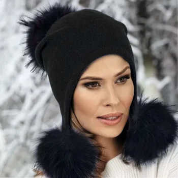 Čepice KRUMLOVANKA Dámská zimní čepice -tři bambule W-0094/018 černá