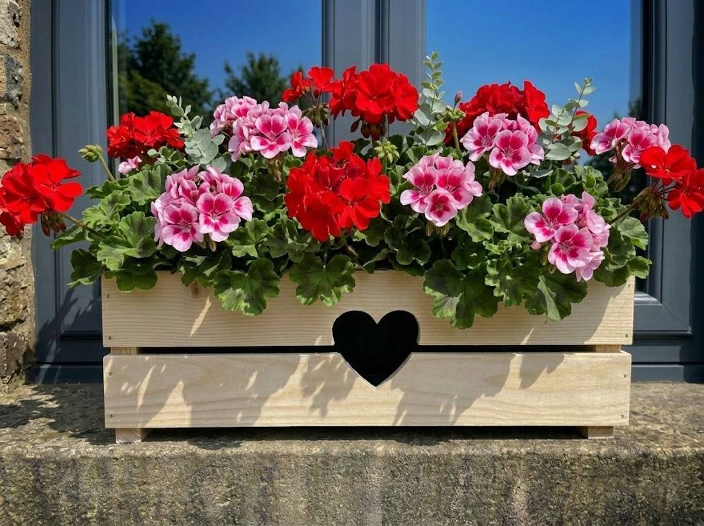 AMADEA Dřevěný obal na truhlík se srdcem, 52x21,5x17cm Český výrobek