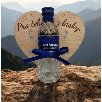 Dárková krabička Dřevěné srdce s mini lahvičkou Finlandia vodky 0,05 l – originální dárek z lásky pro partnera, přátele i obchodní partnery