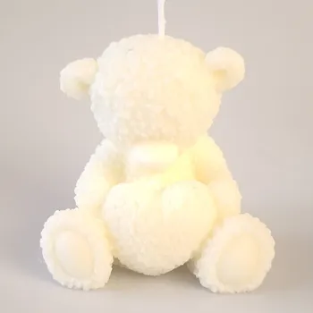 Svíčka Evička Candles Medvídek se srdíčkem v klíně svíčka 110g - ručně vyráběná Barva: Bílá