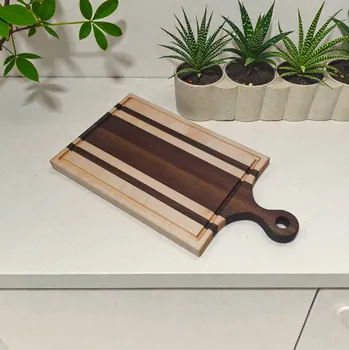 Kuchyňské prkénko Servírovací a krájecí deska s rukojetí – ořech, javor