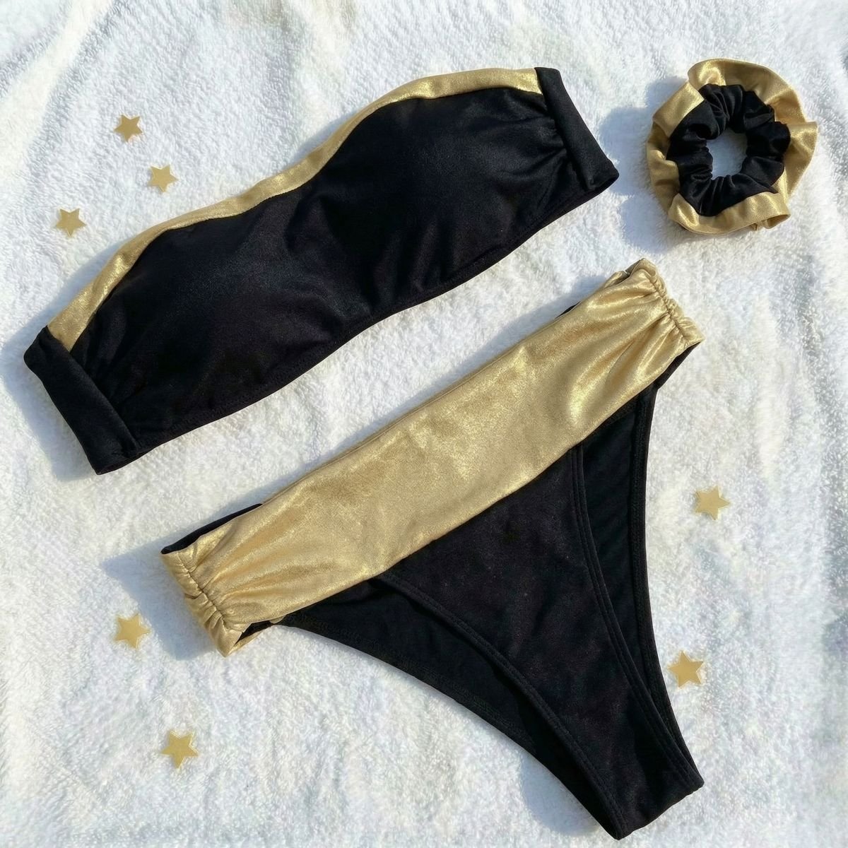 Třídílné černé bardot brazilky plavky s vysokým pasem a zlatým lemem Sparkle*Me a zlato-černou čelenkou Velikost: Small/Medium Kvalitní lesklá plavkovina z Itálie