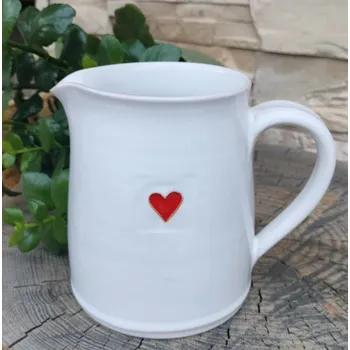 Keramický džbán s červeným srdíčkem