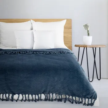 Deka typu flano EMMA s reliéfním vzorem a ozdobnými třásněmi