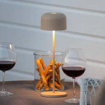 Venkovní osvětlení Konstsmide LED stolní lampa Lille na baterie, výška 36 cm, písková barva, IP54, USB pískově zbarvený 1 x 3,5 W LED - Doprava zdarma