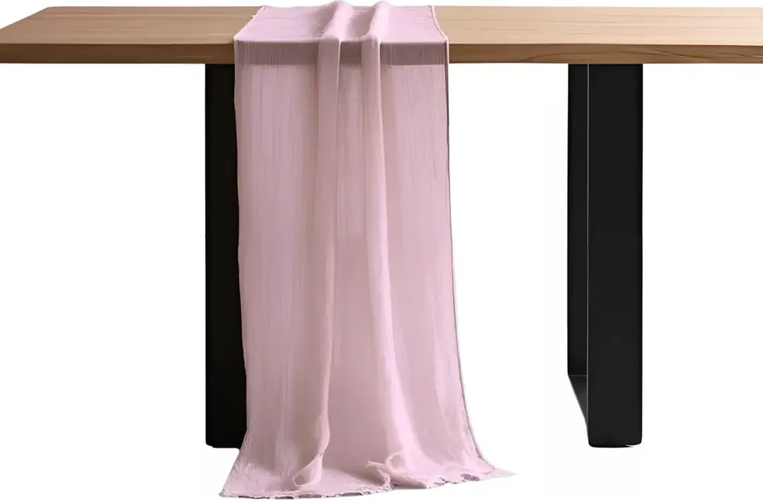 Technické parametry: Barva: Pudrově růžová Materiál: 100 % polyester Vzor: Skládaný Velikost: 90×340 cm Důležité informace: Možnost praní v pračce (30 stupňů) Není nutné žehlit Záruka 1 rok