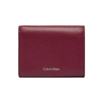 Peněženka Peněženka Calvin Klein Emblem Hw Pebble Trifold W/Zip LV04F1128G Bordó OS