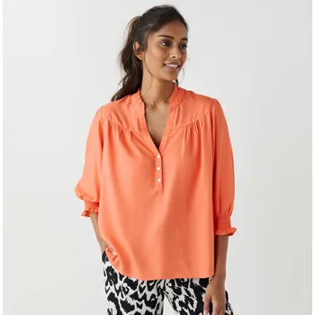 Jednobarevná halenka s výstřihem na knoflíčky korálová 40