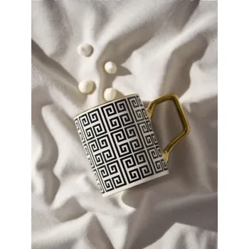 Sinsay - Keramický hrnek s geometrickým vzorem a zlatým uchem - černá - 144HZ-99P - 144HZ-99P-ONE