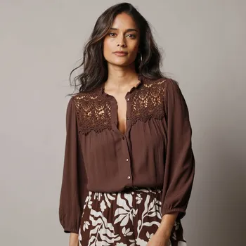 Kreponová halenka s macramé a 7/8 rukávy čokoládová 50