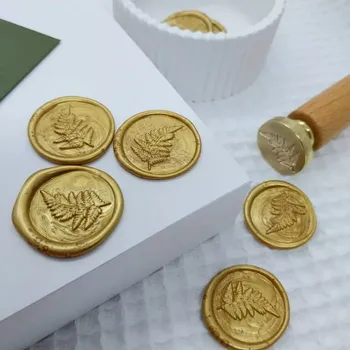 Pečeť Hotová vosková pečeť Kapradí 2, barva světle zlatá s perletí, samolepící, 1 kus