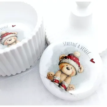 Medvídek v kulichu, placka se spínacím špendlíkem, 1 kus - 44 mm