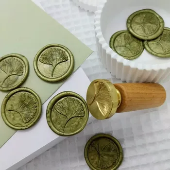 Pečeť Hotová vosková pečeť Ginko 1, barva trávově zelená s perletí, samolepící, 1 kus