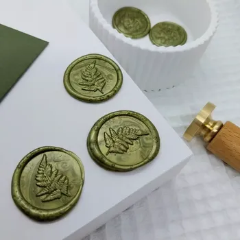 Pečeť Hotová vosková pečeť Kapradí 1, barva trávově zelená s perletí, samolepící, 1 kus