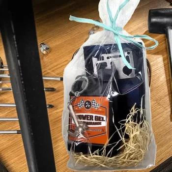 Dárková krabička Balíček pro kutily – magnetický náramek, multifunkční karta, sprchový gel a klíčenka - Darot