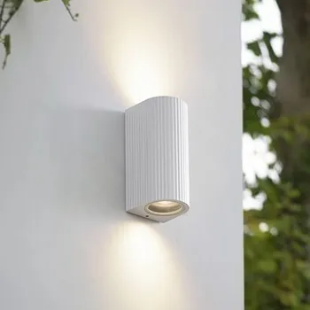 Venkovní osvětlení Lindby Venkovní nástěnné svítidlo Aluvo, bílé, 16 cm, IP65, rýhované - Nástěnný držák – šířka 6,5 cm, výška 15,5 cm, hloubka 2 cm bílá 2 x 10 W LED