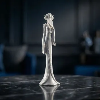 Porcelánová figurka žena 47 cm bílá