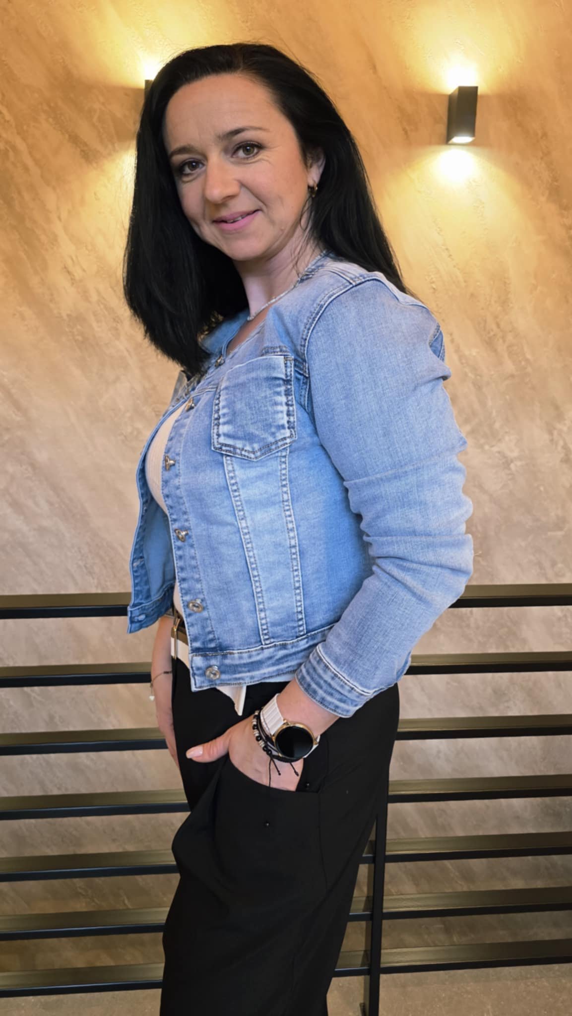Krátká džínová bunda bez límečku z pružného denimu – zapínání na knoflíky (XS–XL) Velikost: L bez límečku • pružný denim • knoflíky • krátký střih • XS–XL