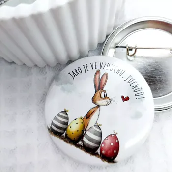 Jaro je ve vzduchu, placka se spínacím špendlíkem, 1 kus - 44 mm