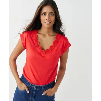 Jednobarevné tričko s výstřihem do V lemovaným macramé červená 50