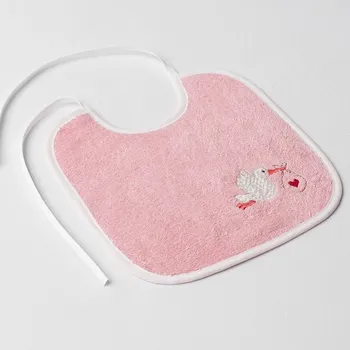 Bryndák Dětský slintáček Veba pudrově růžový s výšivkou Čapí pošta, bílá lemovka