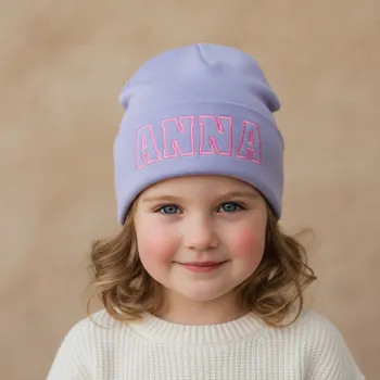 Kojenecká čepice Jarní dětská čepička s barevným vyšitím vlastního jména Barva: Fialová, Velikost dítěte: 40 - 48 cm ( 5 měsíců do 3 let ), Barva výšivky: Růžová