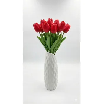 Váza Keramická váza s 10 umělými červenými tulipány. Výška 35 cm.