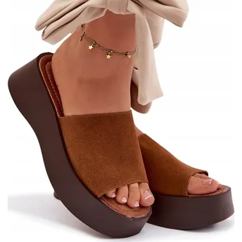 Dámské pantofle Dámské NAZOUVÁKY na platformě z eko semiše, PÁSEK velbloudí (camel) barvy, velikost 40