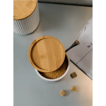 Dóza na potraviny Sinsay - Rýhovaná keramická nádoba na potraviny s bambusovým víčkem - bílá - 490CM-00X - 490CM-00X-ONE