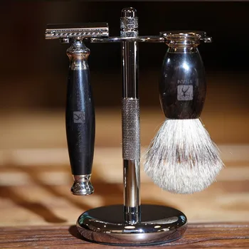 TITAN - Established 1918 Prémiová dárková sada TITAN – holicí strojek, štětka a stojánek s cestovním pouzdrem