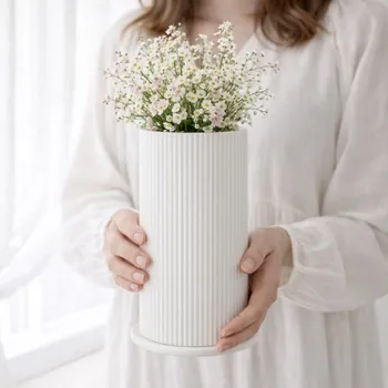 Váza Storefactory Bílá váza z keramiky Ede 23 cm