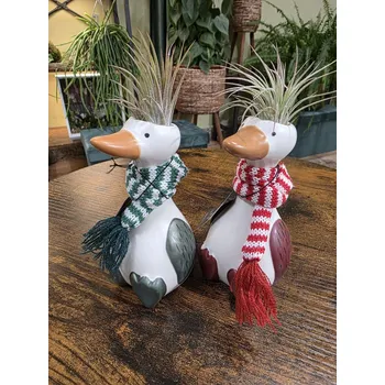 Keramická husa s pletenou šálou a tillandsií