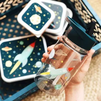 Láhev A LITTLE LOVELY COMPANY Space – plastová láhev pro děti se slámkou 450 ml