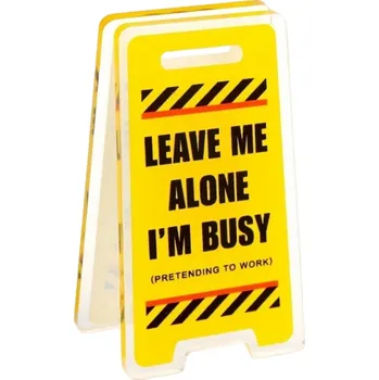 Humorný výstavní kolík 6 x 3 cm Mini stolní dekorace Žlutá výstražná cedule LEAVE ME ALONE I´M BUSY Vtipná kancelářská ozdoba