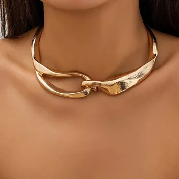 Šperk Extravagantní dámský choker průměr 11 cm s nastavitelným řetízkem 7 cm, řetěz s nepravidelnými články pro jedinečný vzhled zlatá