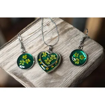 Souprava šperků Náhrdelník a náušnice – květinová sada v pryskyřici