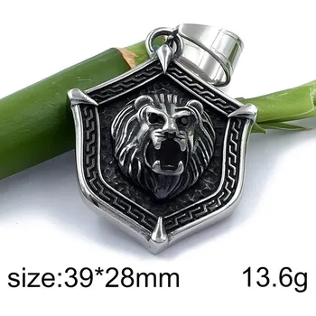 Přívěsek Lev na erbové destičce - ocelový přívěsek