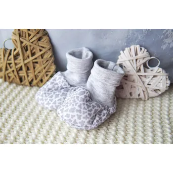 Capáčky AMÁLKA Bavlněné kojenecké capáčky, šedý potisk Velikost: 56-68