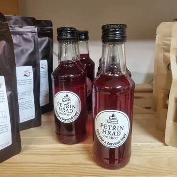 Likér Petřín Hrad dobrot Likér z červené řepy s příchutí višeň | 0,2 l | 12 %