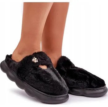Dámské pantofle Dámské FUTERKOVÉ PANTOFLE NA PLATFORMĚ, ZDOBENÉ MALOU BROŽÍ, ČERNÉ 36/37
